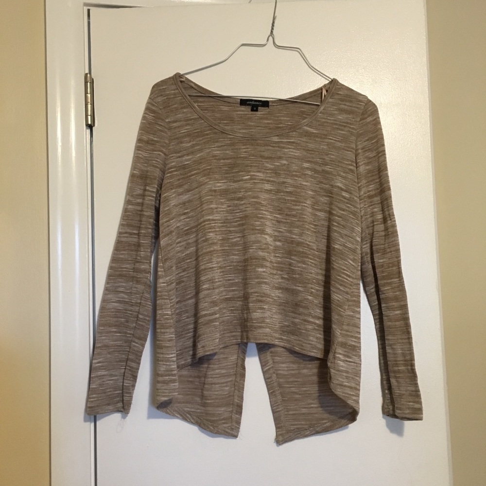 Ambiance sweater. Color beige. Aldariver closet.
